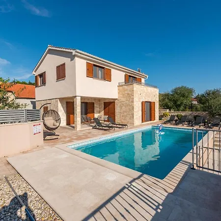 Paula Zadarvillas *