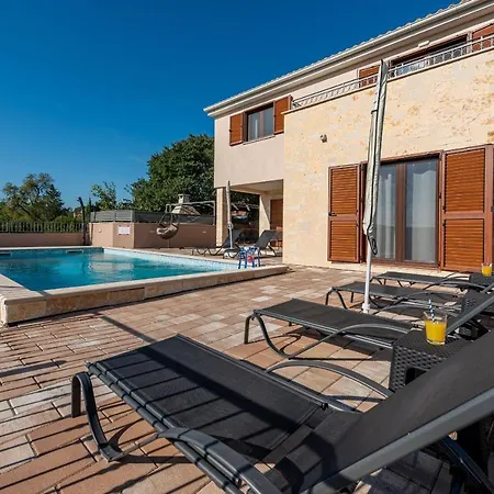 Paula Zadarvillas וילה