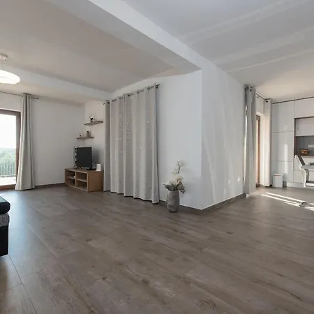 Paula Zadarvillas *